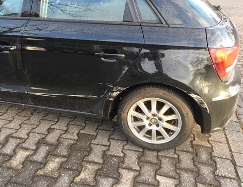 Dieser Audi wurde beschädigt  - die Polizei sucht Zeugen. 